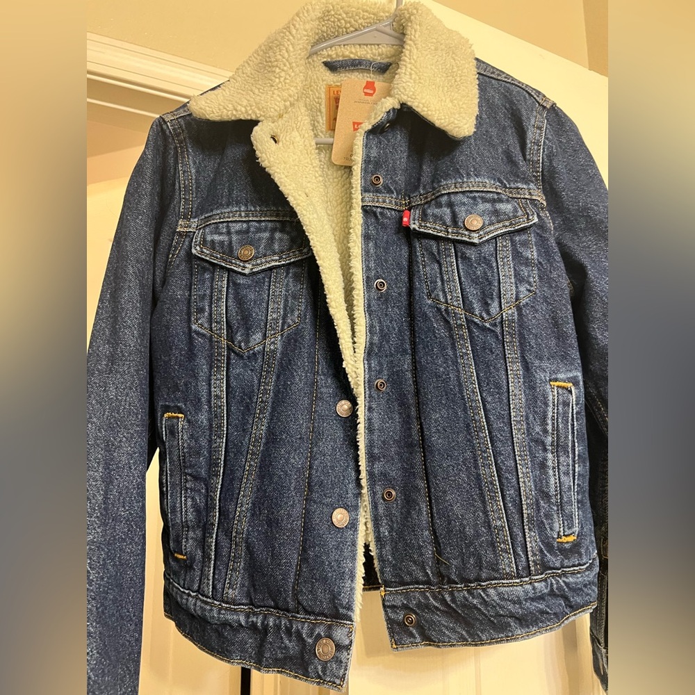 women's Levi's '90s sherpa trucker jacket.